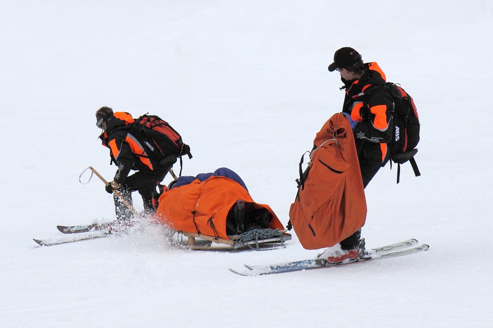 Incidente sugli sci causato da ostacolo imprevisto e non segnalato correttamente
